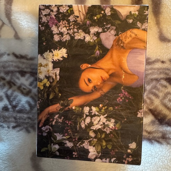 Ariana Grande God is a Woman Perfume - Picture 2 of 4
